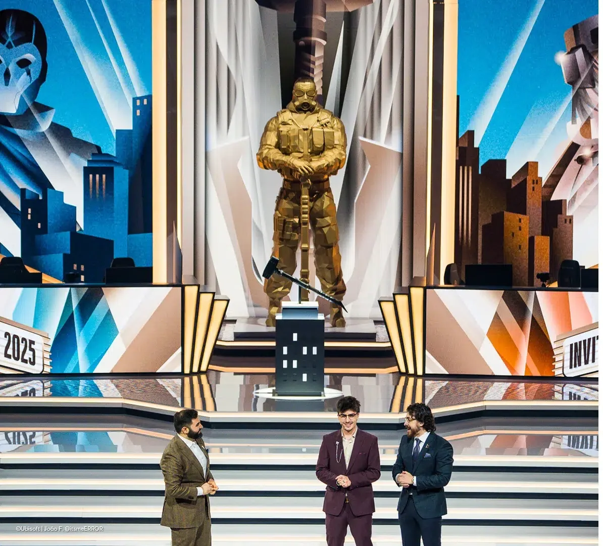 The 3-metre gold Sledge statue on the Six Invitational 2025 stage in Boston